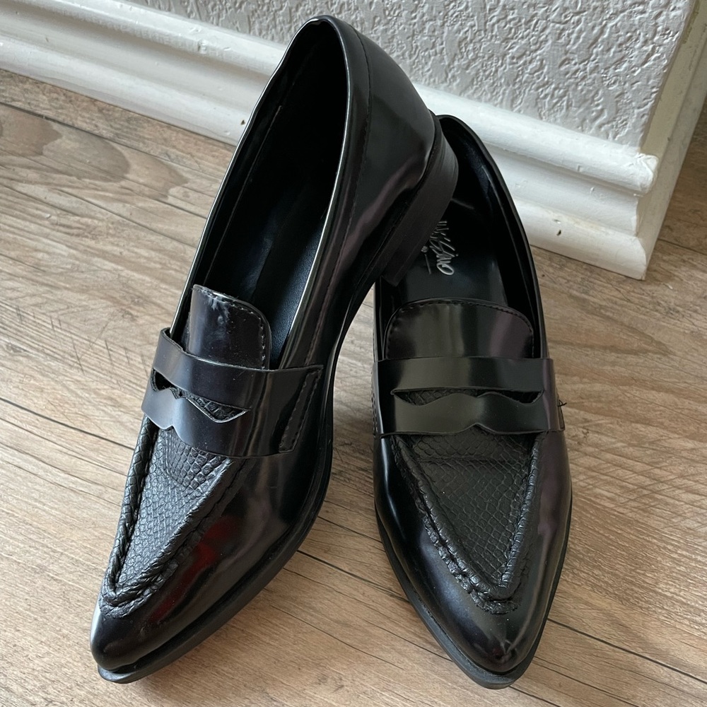 Black dress shoes